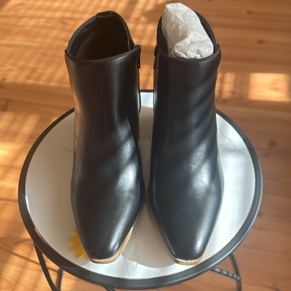 Brand new just fabulous ankle boot size 8.5. - Picture 2 of 6